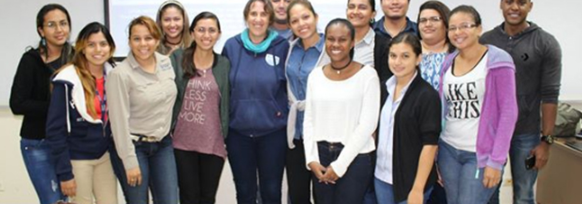 Generic representation of Investigadora do CCMAR orienta Curso no Panamá