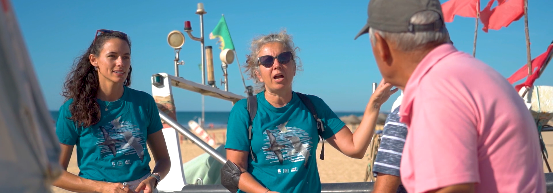 Ana com pescadores
