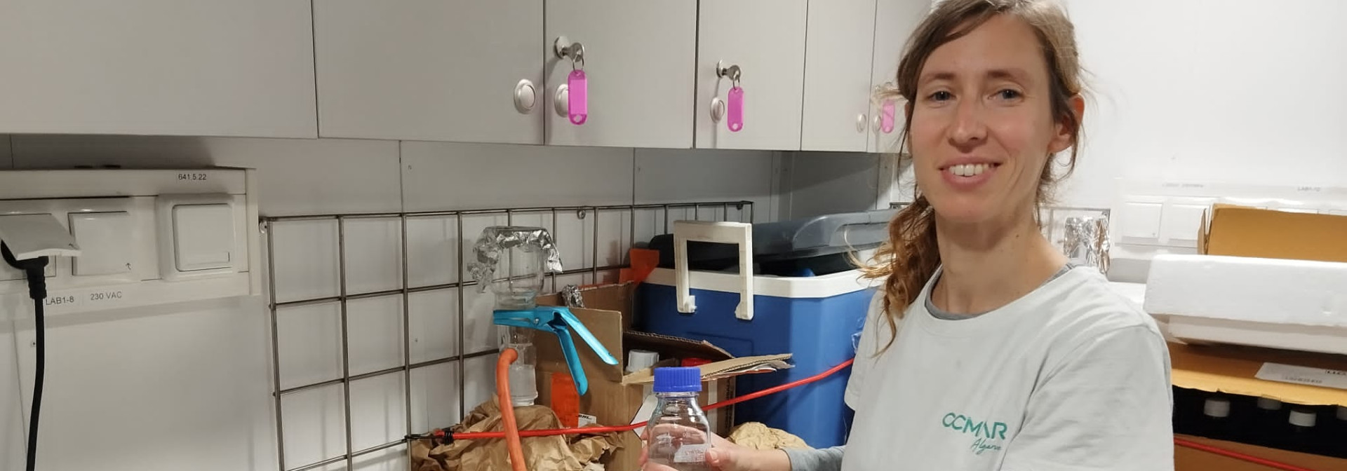 Isabel Marín Beltrán na análise das amostras recolhidas