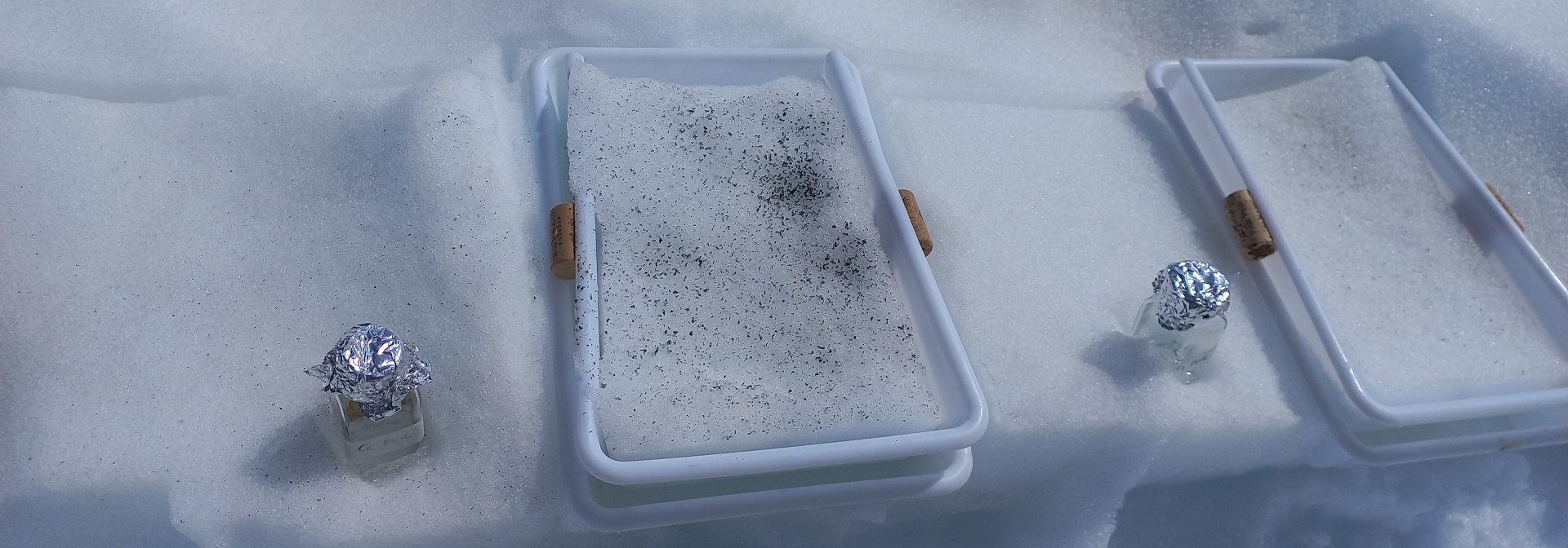 Snow trays spiked with microplastics
