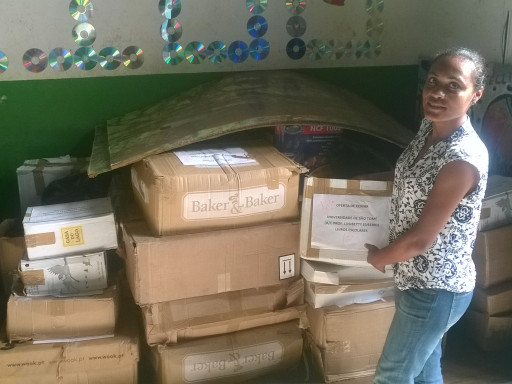 Generic representation of CCMAR oferece livros e materiais a instituições de São Tomé e Príncipe
