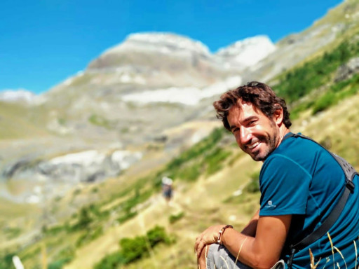 Generic representation of Society for Cryobiology honours Victor Gallego with an award for his research career