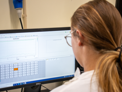 Alicia de Pace working on the molecular biology platform