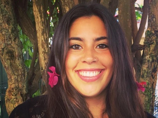 foto da cara de Inês Guedes, sorridente, morena de olhos escuros