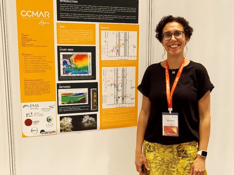 Lélia Matos presenting her poster at the 7th OSM